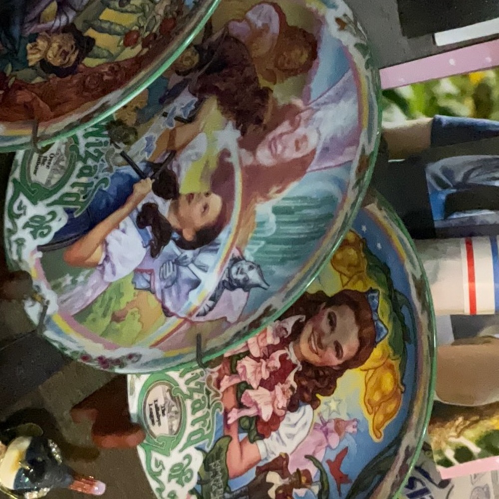 Collection of musical wizard of plates all work perfect. Vintage collection